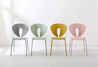 Chaises empilables légères de restaurant coloré moderne en gros pour l'événement de centre commercial d'hôtel. Chaises et dossier en plastique Pieds en acier