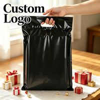 Sacs d'expédition haut de gamme avec logo personnalisé pour marques de mode, sacs postaux en polyéthylène noir mat doux au toucher avec poignées découpées