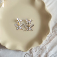 Femmes crème blanc perlé émail fleur coeur forme boucles d'oreilles diamant incrusté bijoux de mode en vrac en gros papillon