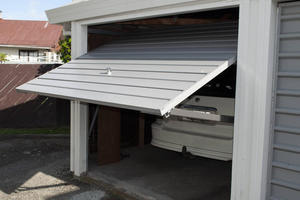 Puerta de Garaje de Aluminio con Rotura de Puente Térmico, Diseño Moderno y Clásico Personalizado, con Sistema de Seguridad Abatible para Residencias - Product Image 3