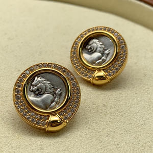 Boucles d'oreilles élégantes pour femmes en argent 925 plaqué or 18 carats avec breloques lion en moissanite, préservation de la couleur, accessoires classiques vintage - Product Image 5