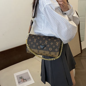 Sacs pour femmes vendus par des usines de fabrication chinoises, avec décorations de chaînes cylindriques sur les bretelles. 2817 - Product Image 4