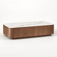 Table basse WYRAX Resort Lounge avec plateau facile à nettoyer, finition noyer, coins arrondis doux et base encastrée stable