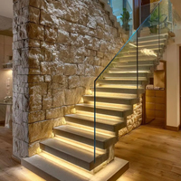 Escalier flottant droit moderne sur mesure avec poutre en acier invisible, marches en chêne massif, garde-corps en verre trempé et éclairage LED pour villa