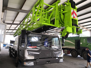Gru su Camion Diesel ZTC200V da 20 Tonnellate con Altezza di Sollevamento di 40,4m e Raggio di Sterzata Ridotto per Uso Edile - Disponibile - Product Image 3