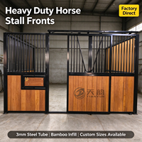 Façades de boxes pour chevaux robustes en tube d'acier de 3 mm avec remplissage en bambou, porte coulissante, dimensions personnalisées pour ferme équestre