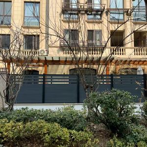 แผงรั้วระแนงทันสมัยสำหรับสวนพร้อมประตู สีดำพาวเดอร์เคลือบ ติดตั้งได้ พับเก็บได้ ป้องกันสนิม สำหรับกั้นสวน - Product Image 1