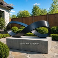 Sculpture abstraite moderne en acier inoxydable brossé noir, boucle de Möbius, statue d'art métallique infini sur mesure de grande taille pour cour et hall