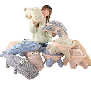 Juguetes de peluche de cocodrilo y tortuga con estampado a cuadros: cojines de animales de peluche suaves - Product Image 1