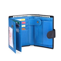 Dompet Pria Kulit Asli Lipat Tiga dengan Kantong Koin, Logo Timbul Mewah, Anti RFID, dan Penutup Kancing