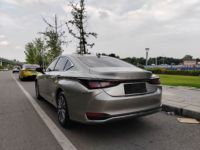 Lexus ES 2025 200 Premium Edition berline d'occasion, voiture de luxe intermédiaire 2.0L, bien entretenue, faible kilométrage, prête à être expédiée