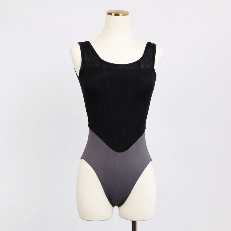 สีดำและสีเทา