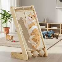 Griffoir vertical moderne et mignon en bois massif pour chat, réglable, avec jouet à bille