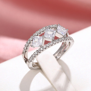 Anello con Zirconi Quadrati Completamente Incrostati, Elegante Gioiello da Donna alla Moda, Regalo di San Valentino - Product Image 1