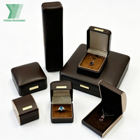 Boîte d'emballage et présentoirs à bijoux de luxe personnalisés en carton de haute qualité, écologiques, avec gaufrage et doublure en éponge