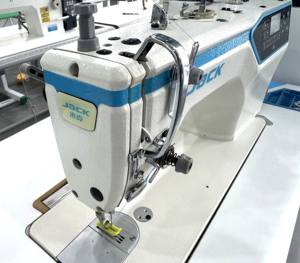 จักรเย็บผ้ามือสองความเร็วสูง A4E แบบล็อคสติทช์ คอมพิวเตอร์ควบคุม  แบบเตียงราบ ตัดด้ายอัตโนมัติ ระบบขับเคลื่อนโดยตรง โครงสร้างโลหะ สำหรับงานตัดเย็บเสื้อผ้า - Product Image 3