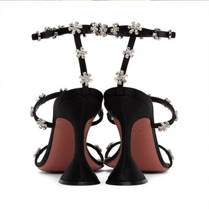 Sandales d'été de luxe à talons hauts originaux en cuir verni noir, blanc, argenté et rose vif avec lanières à la cheville pour femme - Product Image 3
