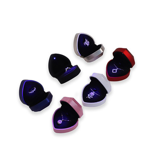 Caja de Anillos Moderna con Luz LED EVERWIN, Caja para Aretes en Forma de Corazón, Caja de Almacenamiento de Joyas con Forro de Terciopelo de Lujo para Collares y Colgantes - Product Image 2