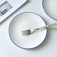 Assiette à dîner en céramique à bord bleu Ins Cute Dessert Shallow Pasta Cake Plate Classic Disposable Fish Flat for Events Wholesale