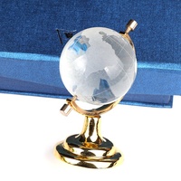 Globe terrestre miniature rotatif en cristal gravé sur un socle de couleur laiton à prix avantageux pour les cadeaux d'entreprise