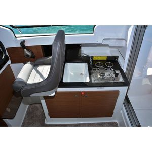Jeanneau Merry 695 Série 2 - Bateau de pêche de luxe avec coque en PRV et quille de planage, options incontournables, 7,45 m de longueur au mât, 2,54 m de largeur. - Product Image 6