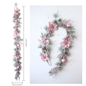 Meilleure vente <span class=keywords><strong>de</strong></span> Noël - Guirlande <span class=keywords><strong>de</strong></span> Noël rose <span class=keywords><strong>de</strong></span> style européen avec boules plaquées, aiguilles <span class=keywords><strong>de</strong></span> pin en PE floquées et givrées - Product Image 5
