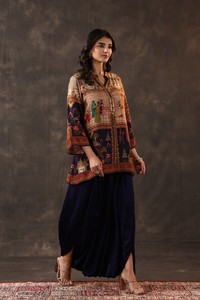 Compre una túnica con estampado herencia y pantalones dhoti drapeados, conjunto de ropa de diseño étnico indio con cuello mandarín adornado. - Product Image 3
