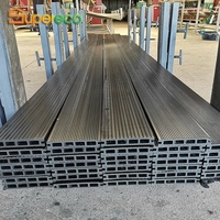 Técnica cepillada de cubierta WPC de compuesto de plástico de madera en relieve 3D impermeable para exteriores para ingeniería de suelos de jardín y terraza