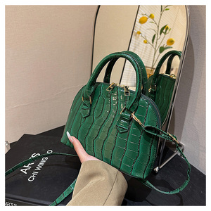 <span class=keywords><strong>Sac</strong></span> <span class=keywords><strong>à</strong></span> bandoulière en cuir PU imperméable pour femme, motif alligator, forme coquille, avec chaînes et fermeture éclair - Product Image 4