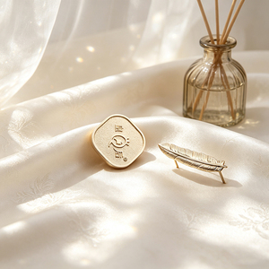 Luxury Metal Irregular Shape <b>Badge</b> With Feather <b>Pin</b> Nickel-Free Customized Die Casting <b>Badges</b> For Promotion - Product Image 1