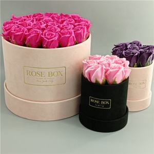 Scatole Rotonde per Packaging Floreale con Logo Personalizzato, Laminazione Lucida, Stampa UV e Lamina Dorata - Product Image 4