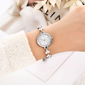 Montre-bracelet scintillante pour femme avec mouvement à quartz et bracelet réglable en alliage avec diamants - Product Image 3