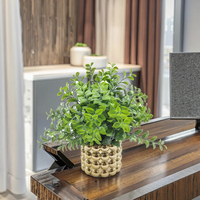 Plante d'eucalyptus artificielle en pot miniature en plastique – Décorations écologiques de Noël et d'Halloween pour la maison, le bureau et le bureau de travail