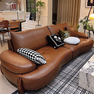 Sofá Seccional Modular Dune Cloud de Cuero Cognac con Otomana, Patas de Madera, Brazos Acolchados y Cojines para Sala de Estar - Product Image 3