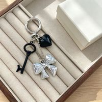 Porte-clés de voiture en alliage, breloque de sac en forme de cœur et de nœud, pendentif de couple, porte-clés créatif, décoration de sac à main mignonne, cadeau pour femmes et filles