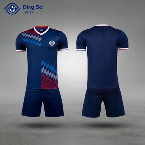 T-shirt de football rétro personnalisé pour hommes Nouveau design avec d'autres impressions Matériel en polyester Ensembles pour adultes - Product Image 1