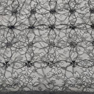 Tissu en dentelle française tricotée à sequins, motif floral noir, style luxueux, largeur 150 cm, mélange de nylon pour robes, décoration intérieure et vêtements de travail - Product Image 1