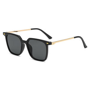 Lunettes de soleil carrées Qianai pour femmes avec rivets à points, protection UV400, type 3 verres, monture noire, verres en acrylique - Product Image 5
