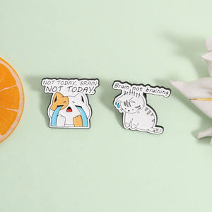 Broches en émail « Brain Not Brainning » : chat qui pleure mignon, humour, citation de travail, broche de revers, vente en gros - Product Image 2