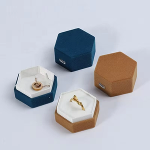 Boîte à bagues en velours imprimé de luxe personnalisée EQ, design hexagonal carré, options vert, bleu, jaune, gris, étui à bijoux haut de gamme - Product Image 2