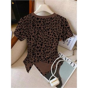 FOXA T-shirt imprimé léopard pour femme, col rond, manches courtes, haut asymétrique, streetwear - Product Image 2