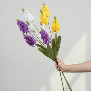 ดอกไฮยาซินธ์ประดิษฐ์สีเขียว 3 หัว พร้อมดอกลาเวนเดอร์สีขาวเหลือง สำหรับตกแต่งโต๊ะในงานแต่งงาน ทางเดิน และประดับตกแต่ง - Product Image 1