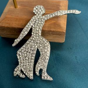 Spilla Delta Sigma Sorority con Strass e Perle, Gioiello in Lega, Regalo per Feste di Confraternita e Sororità - Product Image 3