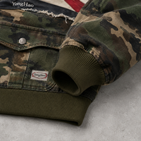 Fabricant de vêtements personnalisés OEM ODM : Blouson bomber camouflage pour homme avec patchwork drapeau, bords effilochés et poches cargo, style streetwear