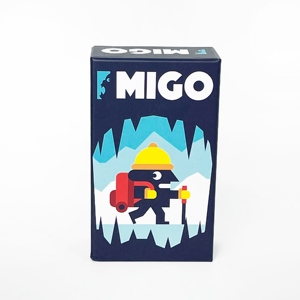 משחק קלפים אסטרטגי של MIGO בגרסה אנגלית, פורמט קומפקטי וידידותי לנסיעות, מושלם למשחק מהנה בדרכים, למסיבות ולמשפחה.