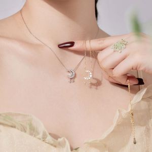 สร้อยคอเงินแท้ S925 ชุบทองคำขาว 18K ดีไซน์ทันสมัย ประดับเพชรคิวบิกเซอร์โคเนีย 5A รูปพระจันทร์เสี้ยว สำหรับผู้หญิง - Product Image 2