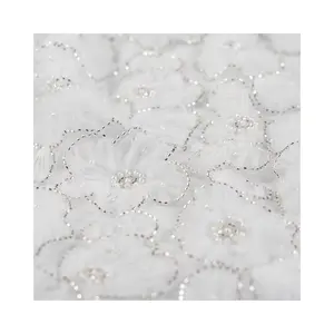 शादी/पार्टी के लिए सुंदर 3डी फूल फीता कढ़ाई वाला कपड़ा दुल्हन मनके फीता कपड़ा सफेद