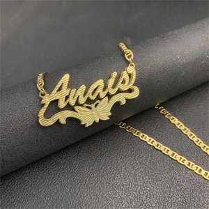 Collana QIUHAN OEM personalizzata con doppia targhetta, ciondolo a farfalla con <span class=keywords><strong>nome</strong></span>, collana in acciaio inossidabile, regalo carino <span class=keywords><strong>per</strong></span> ragazze - Product Image 1