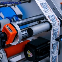 Machine d'étiquetage automatique verticale supérieure et latérale pour bouteilles et canettes rondes avec applicateur d'étiquettes