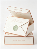 Boîte cadeau réutilisable écologique de style enveloppe rétro avec sceau doré en relief, logo personnalisé et design décoratif